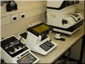 CNC-Strecke zur Brillenglasrandbearbeitung (v.l.n.r.: Fassungsform abtasten, Brillenglas zentrieren und Aufblocken, Vorschleifen und Facettieren der Brillengläser)